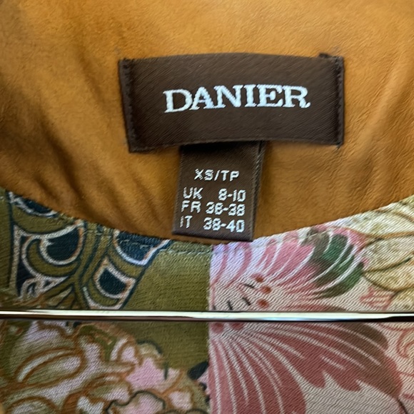 Danier brown soft leather jacket. - Picture 4 of 7
